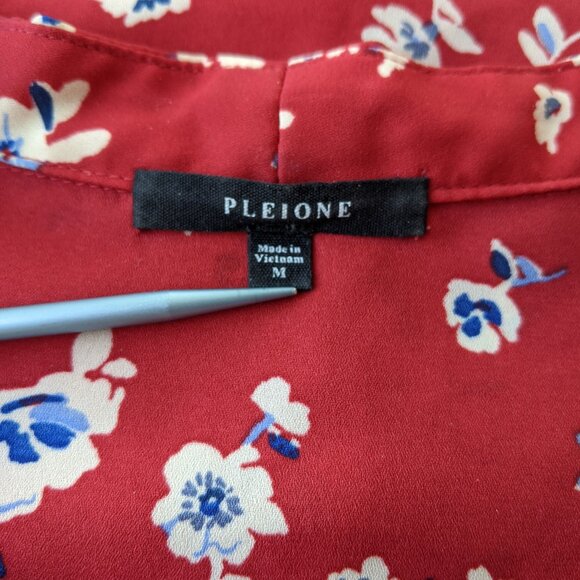 Pleione red and blue floral print blouse with cap sleeves, wrinkle-free, v-neck - Picture 7 of 9